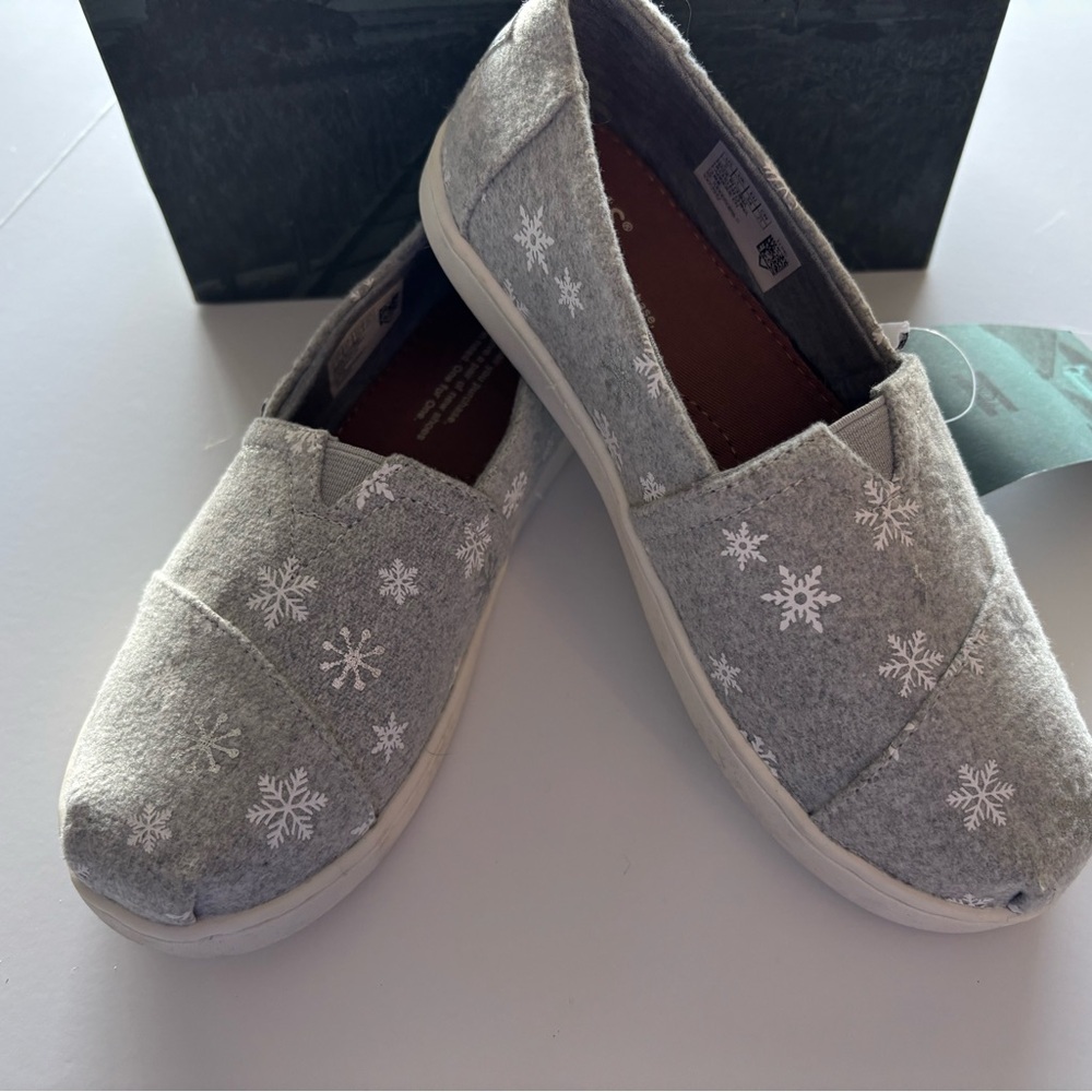 NWT Girls Tom’s snowflake shoes size 2